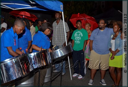 Pantonic plays while the umbrellas come out