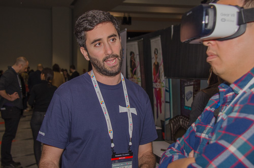 Dustin Kerstein of PanoMoments demonstrates the software with an attendee at the NYVR 2017 Expo. 