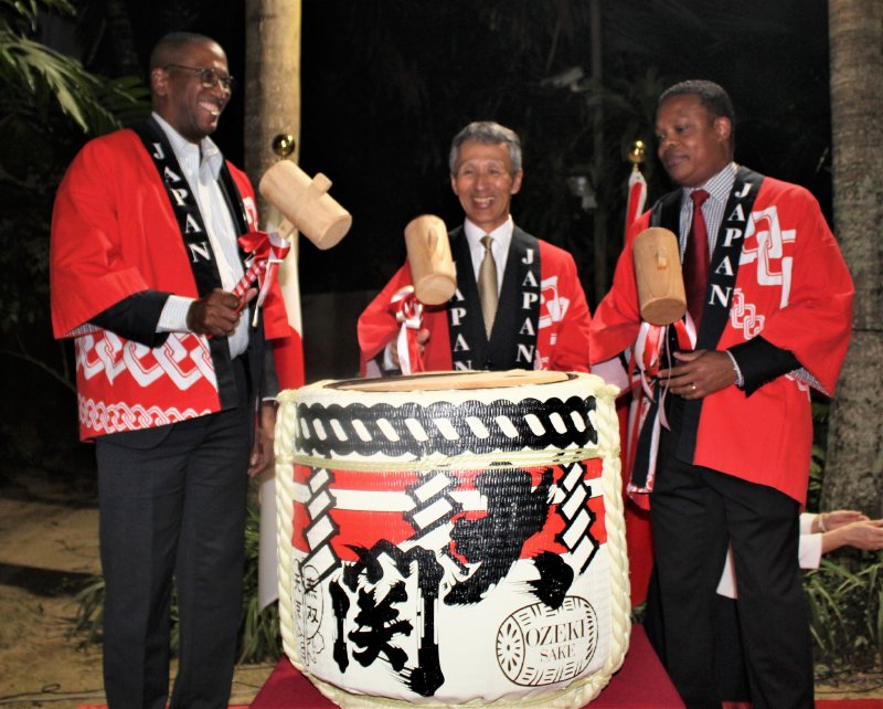 The Honourable Mr. Justice Ivor Archie, Chief Justice, Ambassador Matsubara and Senator the Honourable Dr. Amery Browne, Minister of Foreign & CARICOM Affairs, perform the “Kagami Biraki” ceremony