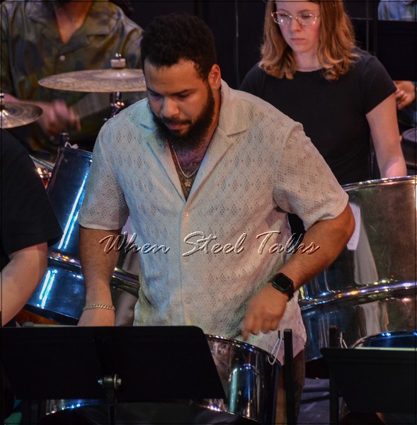 Daron Roberts on tenor during the selection “Fuego contra Fuego”