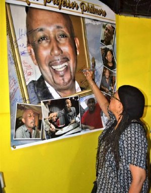 Mavis John signs Ken Professor Philmores picture